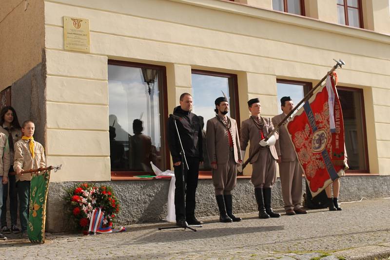 Pamětní plaketa zdobí od úterý 9. května rodný dům významného českého letce a armádního plukovníka Josefa Příhody.