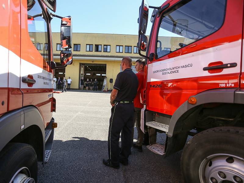 Z předávání zásahových vozidel středočeským sborům dobrovolných hasičů v Říčanech.