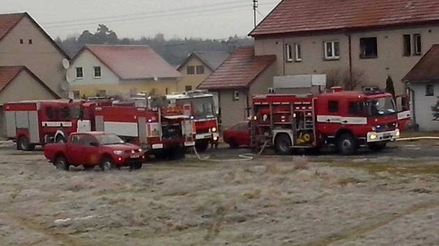 Muže, kterého vytáhli z hořícího bytu ve Staré Huti, 10 minut oživovali.