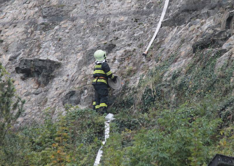 Hasičské taktické cvičení na hradu Český Šternberk.