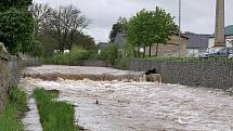 Červený potok v Hořovicích po deštích v polovině května 2021 dosáhl 2. povodňového stupně.