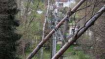 Kvůli stromům na elektrickém vedení nešel ve čtvrtek 6. května odpoledne proud například v Peceradech nebo na Brodcích.
