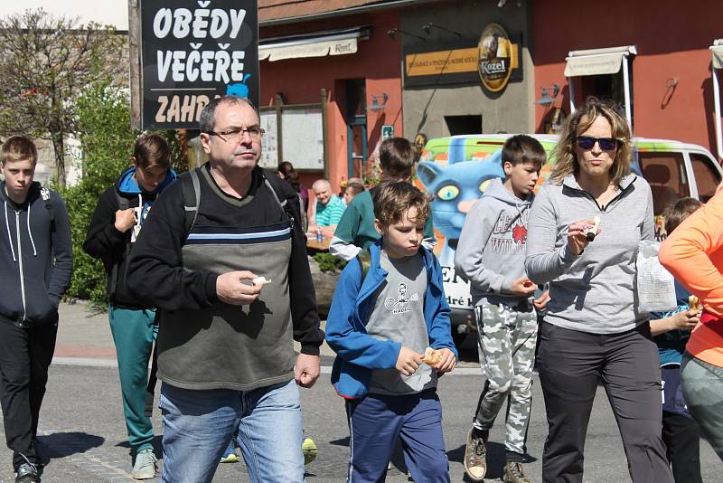 Po cestě byla startovní stanoviště pro turisty, kteří bydleli podél trasy, na Benešovsku to bylo v Týnci nad Sázavou, ve Voticích a také v Miličíně vyšli vozíčkáři a zdravotně hendikepovaní.