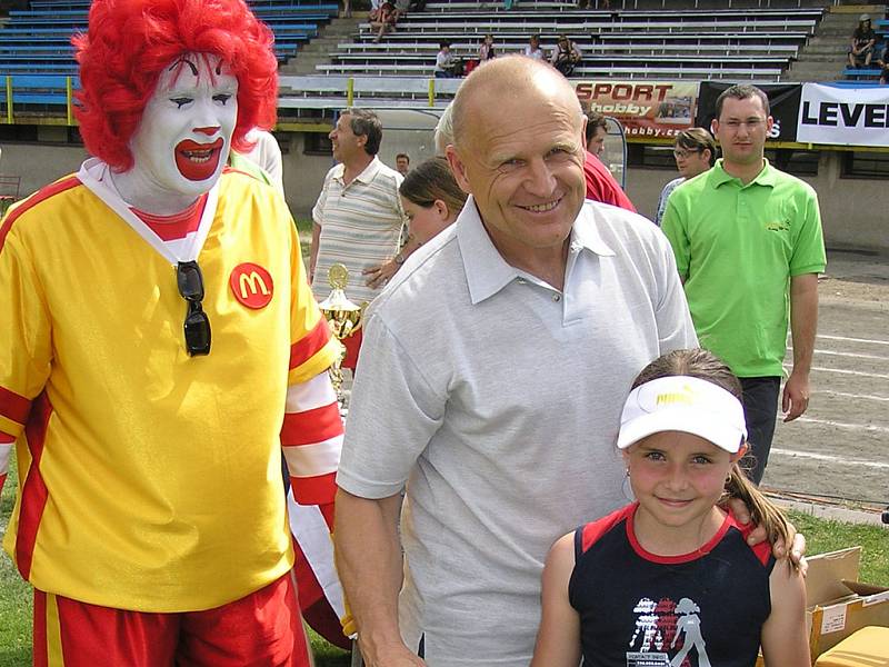 Maskot soutěže Ronald McDonald a Jaroslav Hřebík