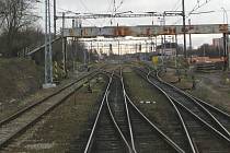 V Hostivaři začnou vlaky od 2. března jezdit po dvou kolejích vzdálenějších od nádražní budovy (vlevo s provizorními nástupišti). 