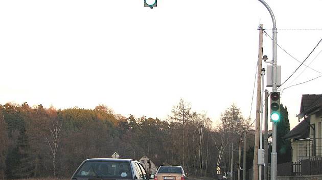 Slušné, pomalu jedoucí řidiče semafor pustí bez zdržení, rychlejšího přibrzdí červenou. 