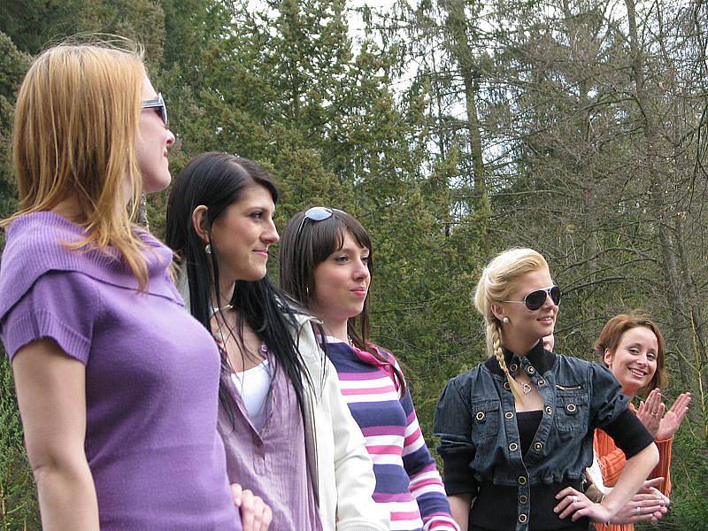 Příprava choreografie finále Hasičské Miss Středočeského kraje 2011 na Konopišti. 