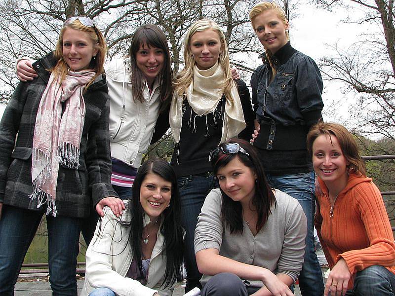 Příprava choreografie finále Hasičské Miss Středočeského kraje 2011 na Konopišti. 