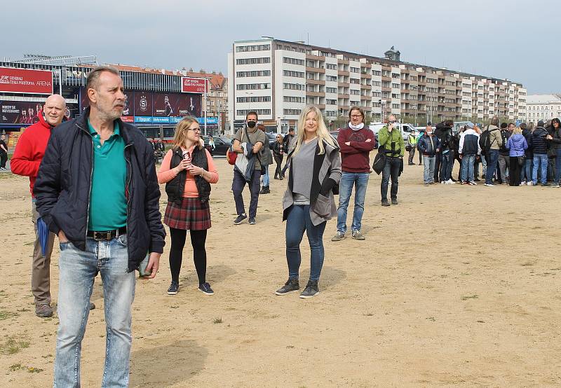 Protestní demonstrace Stop pokusům na dětech v Praze na Letné 1. května.