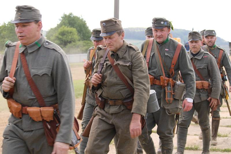 Vojenské technické muzeum se opět po roce velkolepě otevřelo veřejnosti. Dvacátou druhou sezonu zahájil průlet letounů i ukázka bitvy u Zborova.