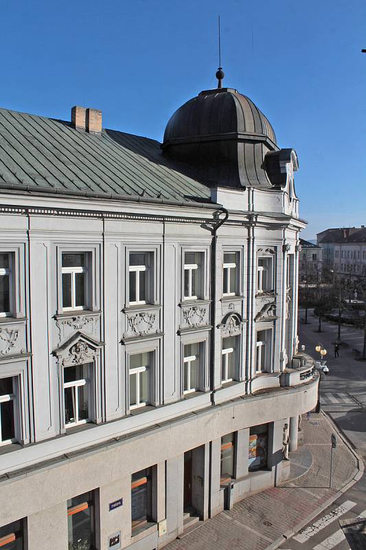 Benešov při pohledu ze střechy kostela sv. Anny - Hotel Pošta.