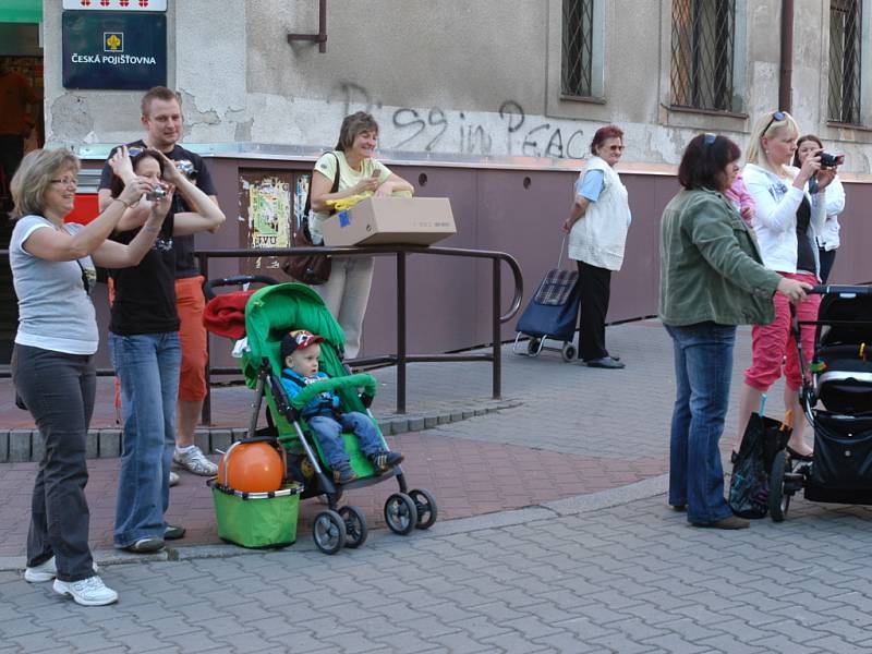 Čarodějnice a čarodějové z benešovské MŠ Berušky. 