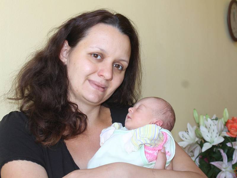Malá Eliška se narodila 8. září v 6.08. Při příchodu na tento svět vážila 2,40 kilogramu a měřila 47 centimetrů. Z prvorozené dcery se radují rodiče Kateřina a Radek Naarovi z Hvozdce.
