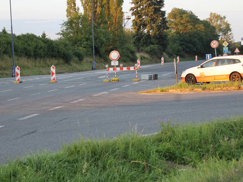 Na křižovatce Červené Vršky navádí dopravní značení auta od Prahy na silničku přes Pomněnice. Řidiči kamionů i osobních aut ale radši volí trasu přes město.