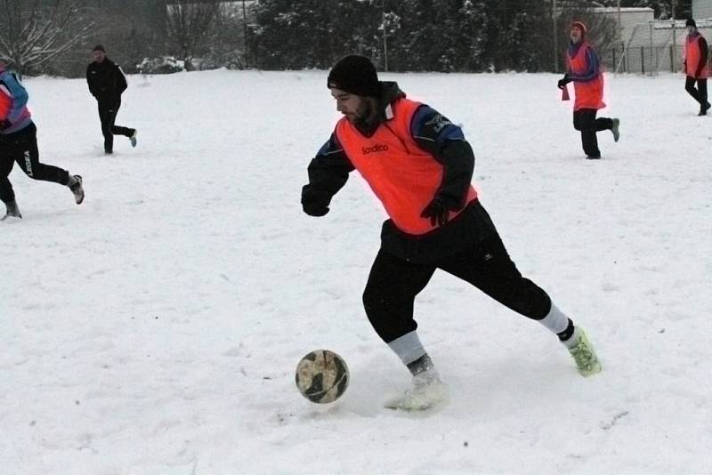 Fotbalisté Týnce při svém prvním letošním tréninku.