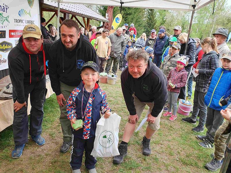 Dětské rybářské závody na nádrži Záhorská u Kladrub.