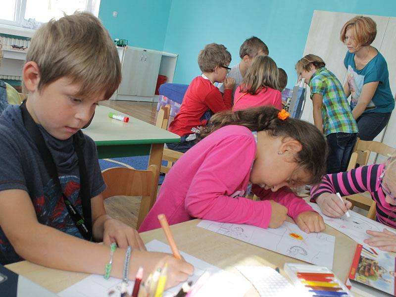 Prvňáčci ze ZŠ Jiráskova Benešov malovali svůj první den ve škole.