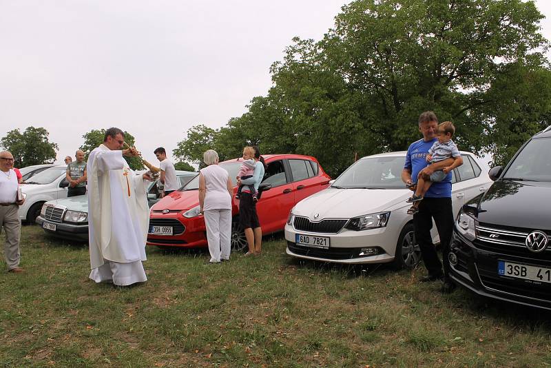 Bohoslužba a žehnání motorovým prostředkům v kostele sv. Jakuba a Filipa na Chvojně.