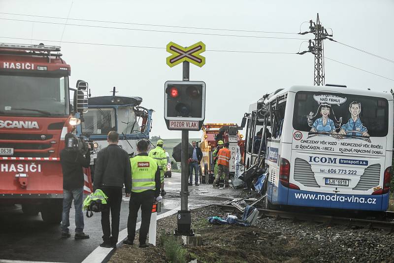 Ke srážce vlaku s autobusem došlo u Struhařova na Benešovsku v neděli 14. června.