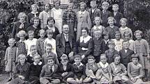 Fotografie dětí ze školy v Tismi v roce 1936.