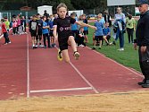 Atletické závody žáků z 1. až 5. třídy na benešovském atletickém stadionu.