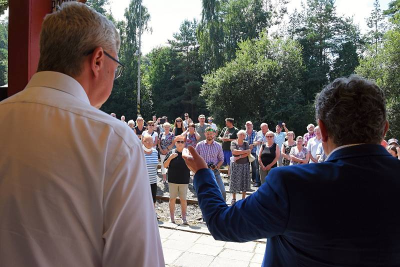 Z protestu proti rušení a omezování provozu středočeských osobních vlaků v Trhovém Štěpánově.