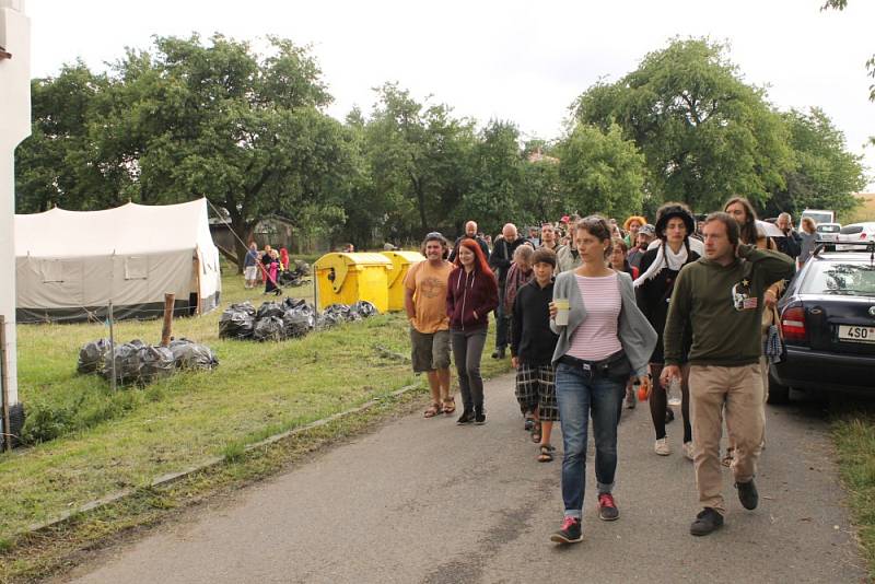 VlčkoviceFest stále pokračuje. Teprve až v neděli ráno se přítomní rozloučí bohoslužbou pod širým nebem.