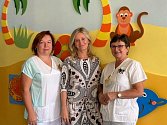 Koordinátorka Nadačního fond Křídla dětem pro Benešovsko Markéta Sehnalová (uprostřed) na dětském oddělení benešovské nemocnice