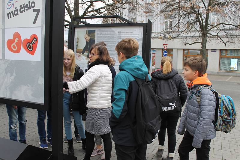 Z vernisáže panelové výstavy 'Tenkrát před 30 lety' na Masarykově náměstí v Benešově.