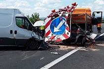 Dopravní nehoda dodávky a vozidla údržby silničářů na dálnici. Ilustrační foto.