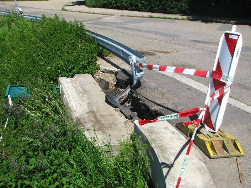 Po listopadové nehodě octávie, která sjela v zatáčce na trať, se tam převrátil v sobotu 6. června opel