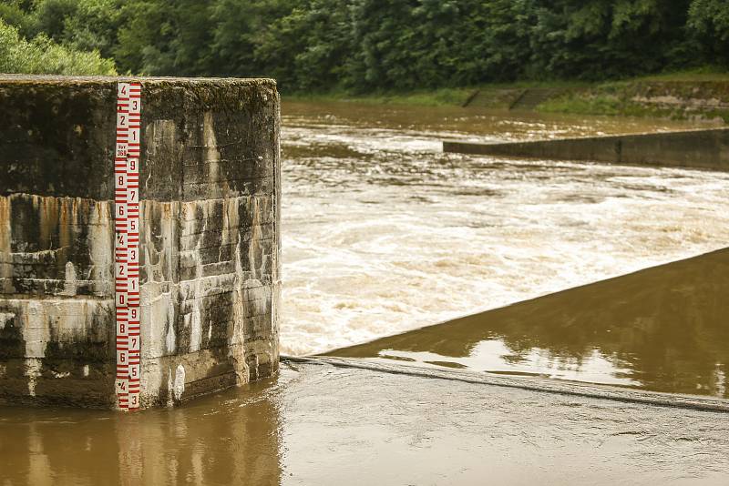 Sázava v Českém Šternberku ve středu 14. července 2021, den po utonutí vodáků.