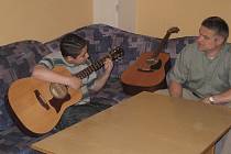 Součástí výuky v Dětském domově se základní školou a školní jídelnou v Načeradci byla třeba i hra na kytaru.