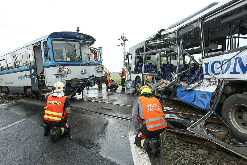 Ke srážce vlaku s autobusem došlo u Struhařova na Benešovsku v neděli 14. června.