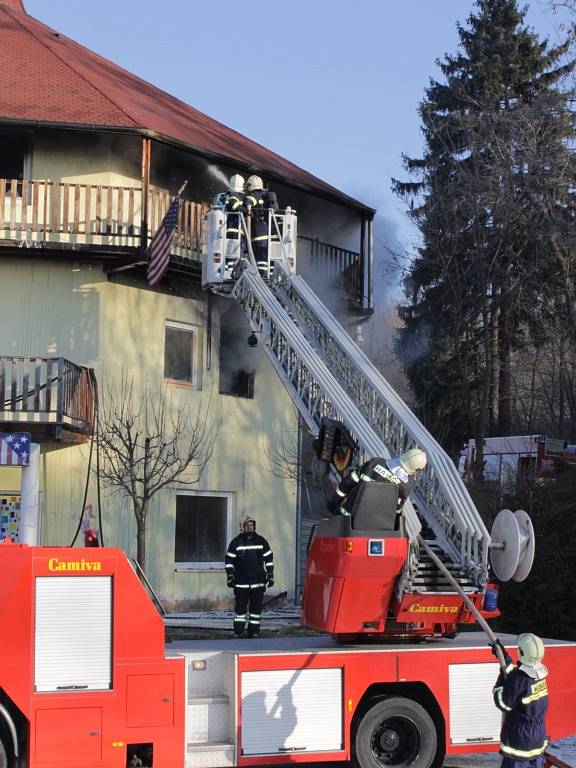 Požár budovy v areálu autovrakoviště Rudolf v Benešově.