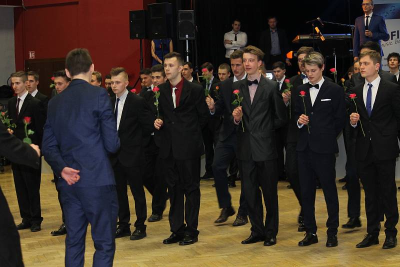 Absolventský ples si užili studenti z ISŠT Benešov.