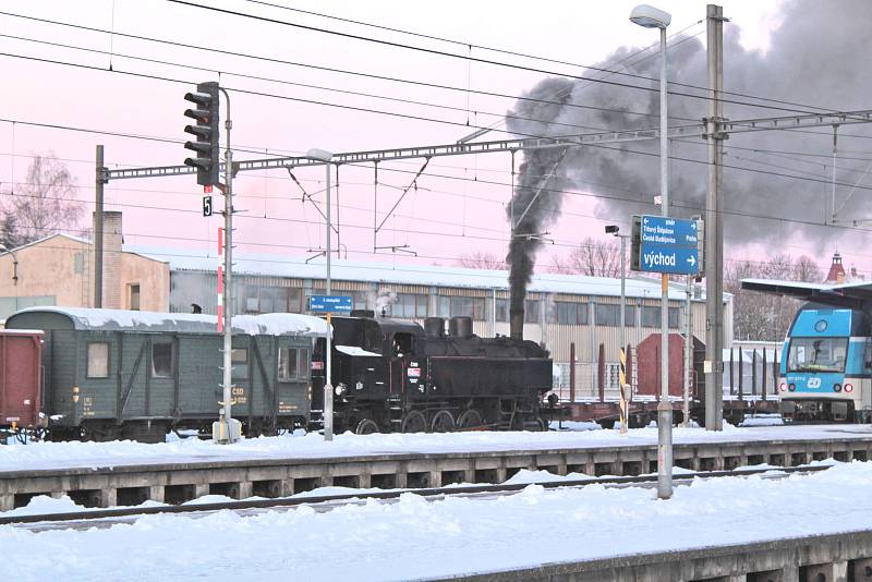 Parní lokomotiva na benešovském nádraží poutala ráno pozornost cestujících v pátek 11. ledna 2019.