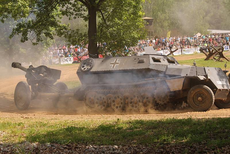 Vojenské technické muzeum se opět po roce velkolepě otevřelo veřejnosti. Dvacátou druhou sezonu zahájil průlet letounů i ukázka bitvy u Zborova.