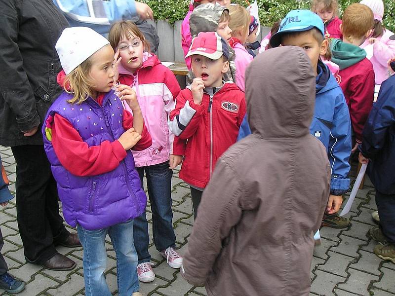 Děti z Mateřské školy Čtyřlístek v Bezručově ulici navštívily Českou poštu.