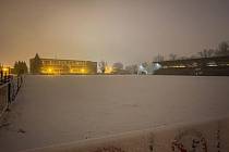 Fotbalové hřiště v Chrudimi je zapadané sněhem.