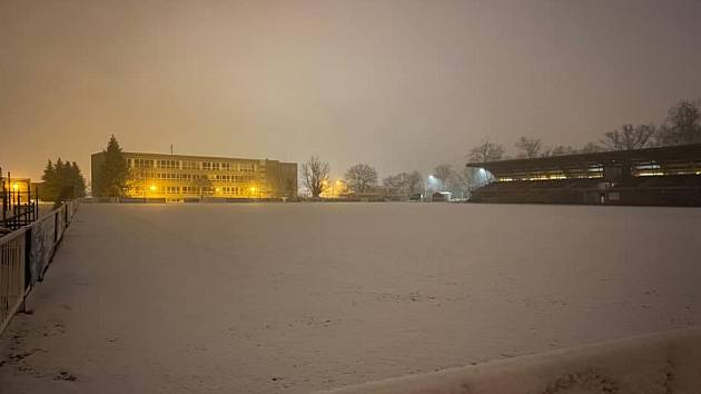 Fotbalové hřiště v Chrudimi je zapadané sněhem.