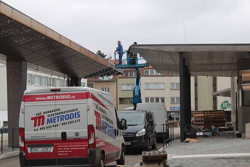 Tři dopravní stavby v Nádražní ulici v Benešově: parkovací dům, dopravní terminál a okružní křižovatka.