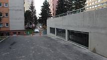 Dvoupodlažní parkoviště Bezručova IV v Benešově před zahájením provozu.