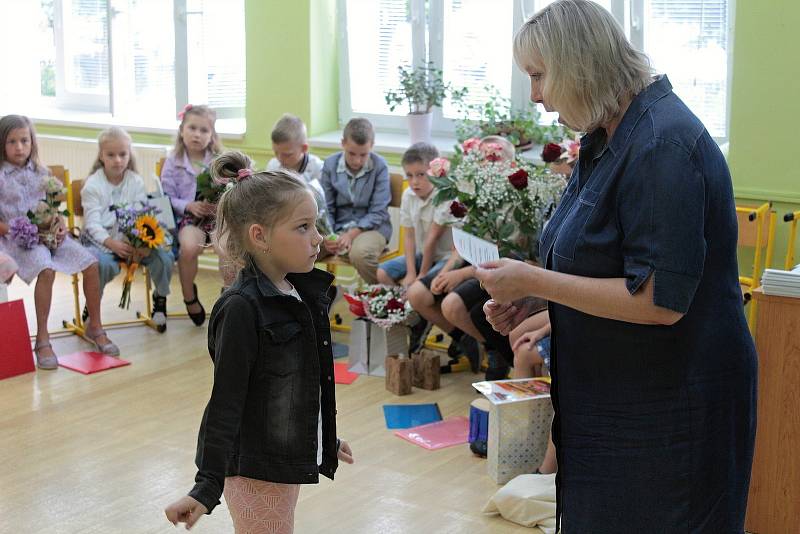 Konec školního roku a rozdávání vysvědčení v Základní škole Jiráskova v Benešově.