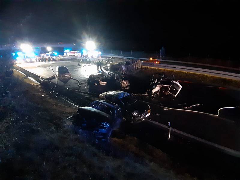 Hromadná nehoda na dálnici D1 v prostoru křižovatky Psáře na 49. kilometru ve směru do Brna.
