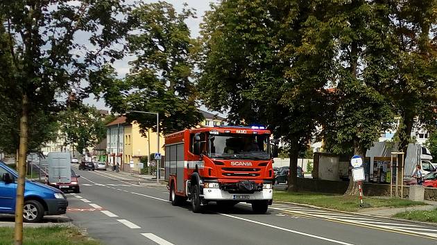 Po Táborské ulici v Benešově uhánělo hasičské auto k otevření bytu v ulici Marie Kudeříkové.