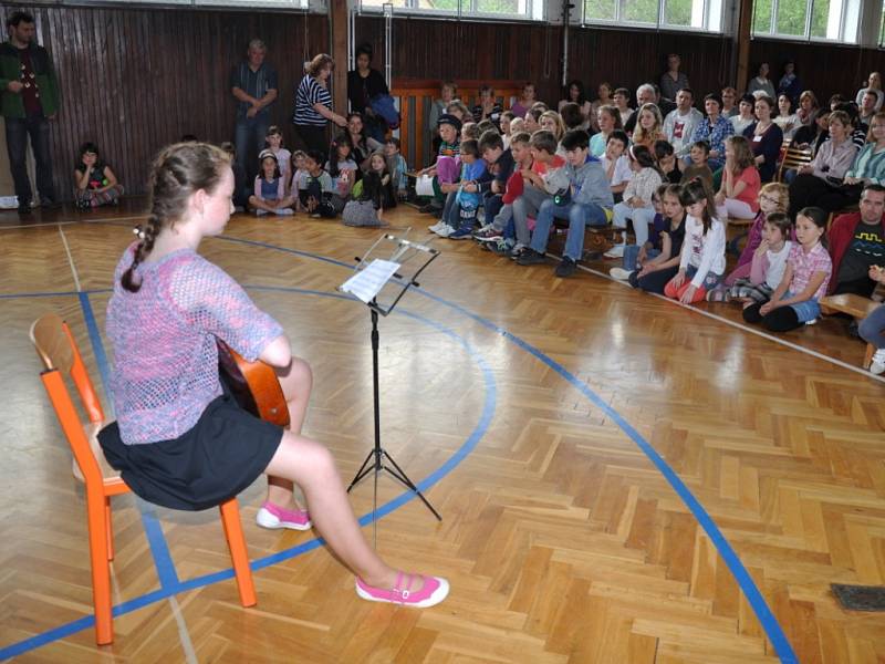 Součástí oslav pětašedesátého výročí ZŠ Postupice byla výstava fotografií, kvízy či loutkové divadlo.