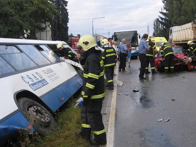 Z havarovaného linkového autobusu vyprostili zachránci 41 osob