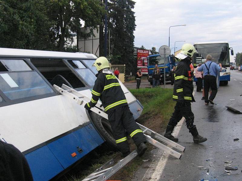 Z havarovaného linkového autobusu vyprostili zachránci 41 osob