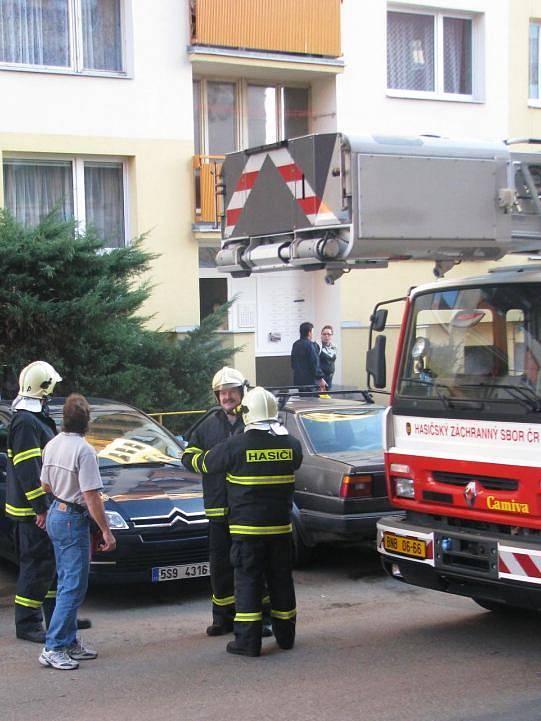 Hasiči vyjeli do ulice Na Bezděkově kvůli doutnající sedačce